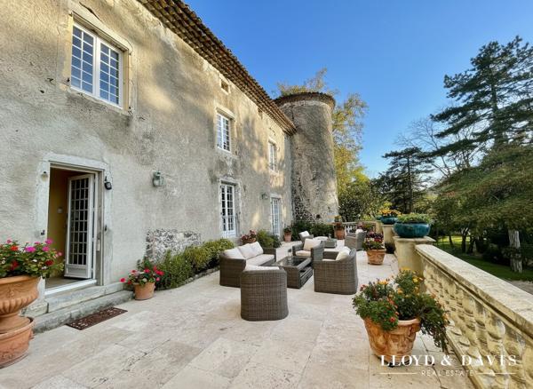 CHÂTEAU MÉDIÉVAL – VUE DOMINANTE – ACTIVITÉ GÎTES et RÉCEPTION