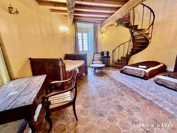 CHÂTEAU MÉDIÉVAL – VUE DOMINANTE – ACTIVITÉ GÎTES et RÉCEPTION