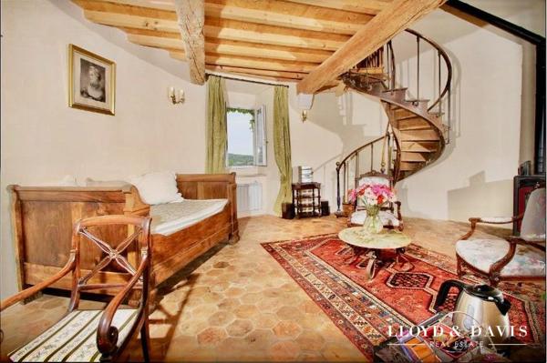 CHÂTEAU MÉDIÉVAL – VUE DOMINANTE – ACTIVITÉ GÎTES et RÉCEPTION