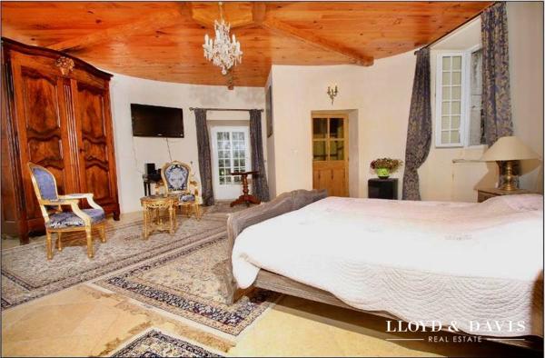 CHÂTEAU MÉDIÉVAL – VUE DOMINANTE – ACTIVITÉ GÎTES et RÉCEPTION