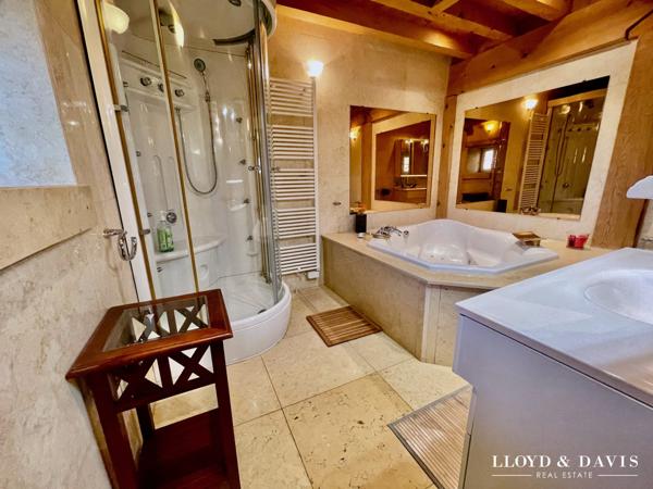 CHÂTEAU MÉDIÉVAL – VUE DOMINANTE – ACTIVITÉ GÎTES et RÉCEPTION