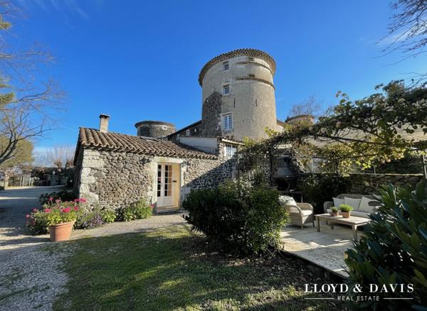 CHÂTEAU MÉDIÉVAL – VUE DOMINANTE – ACTIVITÉ GÎTES et RÉCEPTION