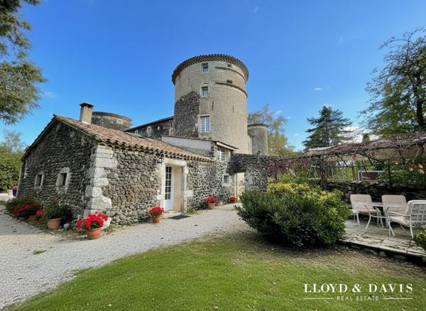 CHÂTEAU MÉDIÉVAL – VUE DOMINANTE – ACTIVITÉ GÎTES et RÉCEPTION