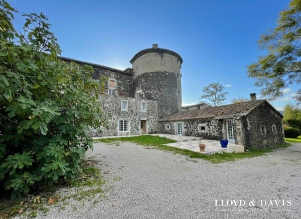CHÂTEAU MÉDIÉVAL – VUE DOMINANTE – ACTIVITÉ GÎTES et RÉCEPTION