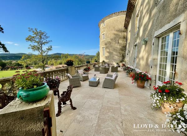 CHÂTEAU MÉDIÉVAL – VUE DOMINANTE – ACTIVITÉ GÎTES et RÉCEPTION