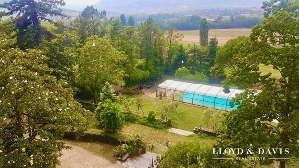 CHÂTEAU MÉDIÉVAL – VUE DOMINANTE – ACTIVITÉ GÎTES et RÉCEPTION