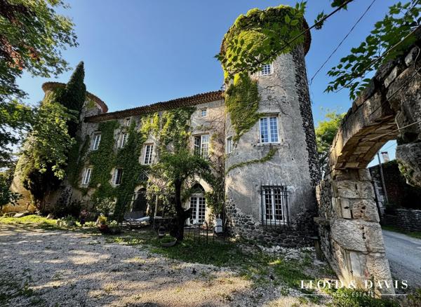 CHÂTEAU MÉDIÉVAL – VUE DOMINANTE – ACTIVITÉ GÎTES et RÉCEPTION
