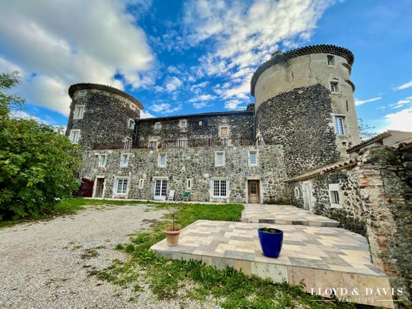 CHÂTEAU MÉDIÉVAL – VUE DOMINANTE – ACTIVITÉ GÎTES et RÉCEPTION