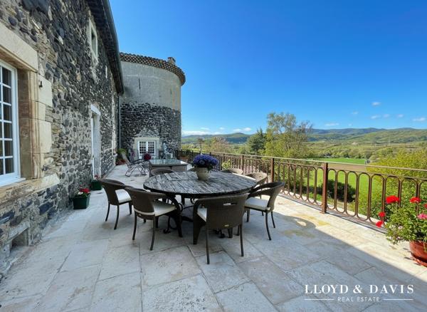 CHÂTEAU MÉDIÉVAL – VUE DOMINANTE – ACTIVITÉ GÎTES et RÉCEPTION