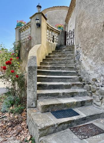CHÂTEAU MÉDIÉVAL – VUE DOMINANTE – ACTIVITÉ GÎTES et RÉCEPTION