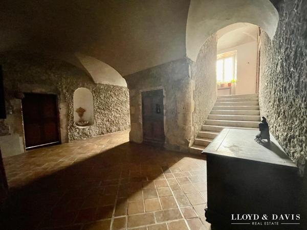 CHÂTEAU MÉDIÉVAL – VUE DOMINANTE – ACTIVITÉ GÎTES et RÉCEPTION