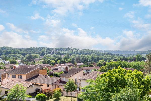 Au cœur du très recherché village de Couzon-au-Mont-d’Or, à proximité immédiate de la gare, des écoles et des commerces, découvrez cette authentique maison de village du XIXe siècle pleine de charme, offrant environ 130 m² habitables sur 3 niveaux.

La maison séduit par ses beaux volumes, sa luminosité, son cachet ancien et son environnement particulièrement calme tout en restant à seulement quelques kilomètres de Lyon.

Elle se compose :

* d’une grande pièce de vie chaleureuse avec cuisine ouverte,
* d’un accès à une agréable terrasse sans vis-à-vis,
* de 3 chambres avec possibilité d’une 4e chambre,
* d’une grande salle de bain rénovée il y a 2 ans avec douche et baignoire,
* d’une seconde salle d’eau rénovée dans la suite parentale,
* d’espaces complémentaires offrant un beau potentiel d’aménagement.

Le charme de l’ancien a été préservé : bel escalier intérieur, volumes atypiques, atmosphère authentique et chaleureuse.

Quelques rafraîchissements permettront de révéler tout le potentiel du bien.

Les + :

* secteur calme, très recherché des Monts d’Or,
* terrasse sans vis-à-vis,
* maison lumineuse avec vue dégagée,
* proximité immédiate Lyon / train / bus / piste cyclable,
* double espace salle de bain / salle d’eau.
* cachet de l’ancien,
* potentiel d’évolution,
* 40 m² de cave / atelier


Idéal pour une famille recherchant un cadre de vie privilégié aux portes de Lyon.

À visiter rapidement.