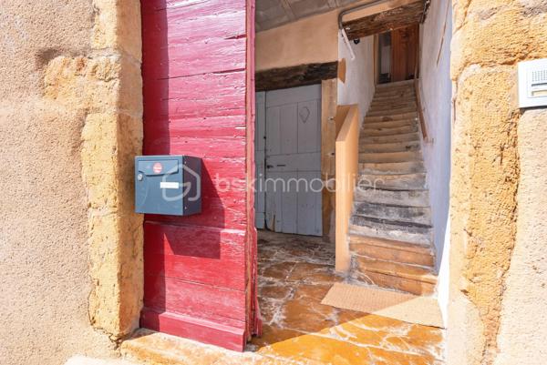 Au cœur du très recherché village de Couzon-au-Mont-d’Or, à proximité immédiate de la gare, des écoles et des commerces, découvrez cette authentique maison de village du XIXe siècle pleine de charme, offrant environ 130 m² habitables sur 3 niveaux.

La maison séduit par ses beaux volumes, sa luminosité, son cachet ancien et son environnement particulièrement calme tout en restant à seulement quelques kilomètres de Lyon.

Elle se compose :

* d’une grande pièce de vie chaleureuse avec cuisine ouverte,
* d’un accès à une agréable terrasse sans vis-à-vis,
* de 3 chambres avec possibilité d’une 4e chambre,
* d’une grande salle de bain rénovée il y a 2 ans avec douche et baignoire,
* d’une seconde salle d’eau rénovée dans la suite parentale,
* d’espaces complémentaires offrant un beau potentiel d’aménagement.

Le charme de l’ancien a été préservé : bel escalier intérieur, volumes atypiques, atmosphère authentique et chaleureuse.

Quelques rafraîchissements permettront de révéler tout le potentiel du bien.

Les + :

* secteur calme, très recherché des Monts d’Or,
* terrasse sans vis-à-vis,
* maison lumineuse avec vue dégagée,
* proximité immédiate Lyon / train / bus / piste cyclable,
* double espace salle de bain / salle d’eau.
* cachet de l’ancien,
* potentiel d’évolution,
* 40 m² de cave / atelier


Idéal pour une famille recherchant un cadre de vie privilégié aux portes de Lyon.

À visiter rapidement.