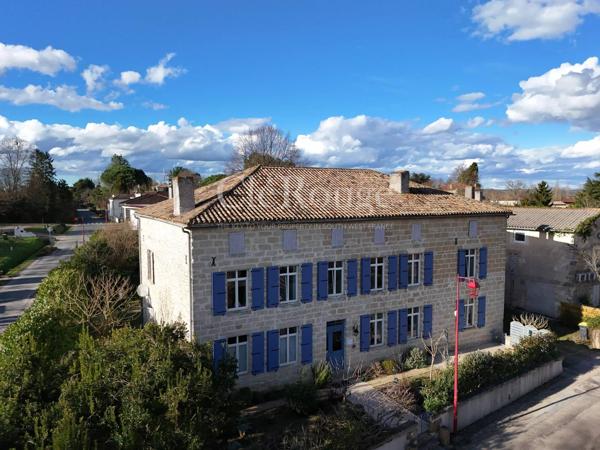 Imposante maison de village aux volumes exceptionnels avec fort potentiel d’aménagement