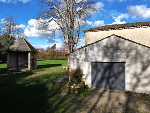 Imposante maison de village aux volumes exceptionnels avec fort potentiel d’aménagement