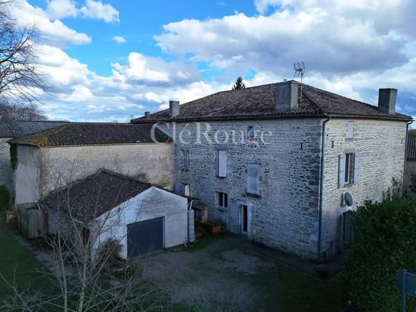 Imposante maison de village aux volumes exceptionnels avec fort potentiel d’aménagement