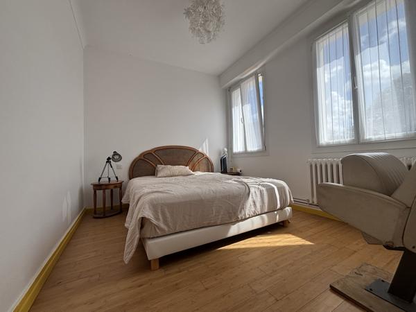 MAISON 5 CHAMBRES AVEC LOGEMENT INDÉPENDANT CENTRE VILLE AVEC GRAND JARDIN