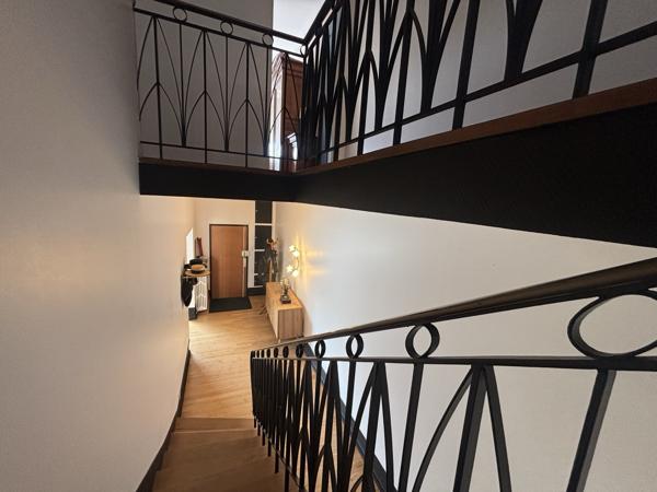 MAISON 5 CHAMBRES AVEC LOGEMENT INDÉPENDANT CENTRE VILLE AVEC GRAND JARDIN