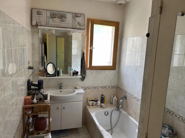 Maison familiale de 98 m² avec jardin, garage et carport à Digne-les-Bains