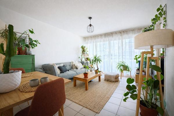 Appartement deux pièces avec balcon, ascenseur et place parking sécurisée