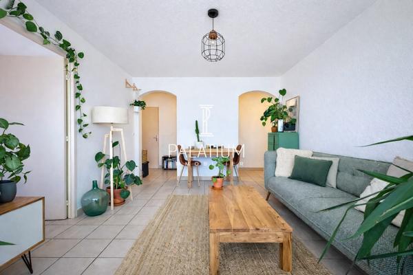 Appartement deux pièces avec balcon, ascenseur et place parking sécurisée