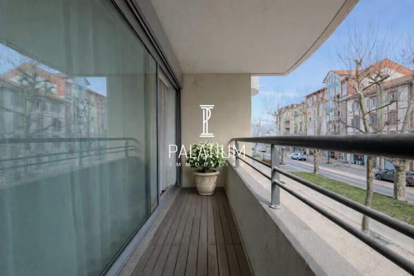 Appartement deux pièces avec balcon, ascenseur et place parking sécurisée