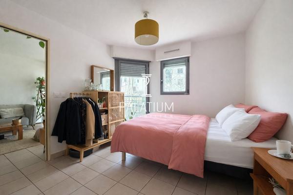 Appartement deux pièces avec balcon, ascenseur et place parking sécurisée