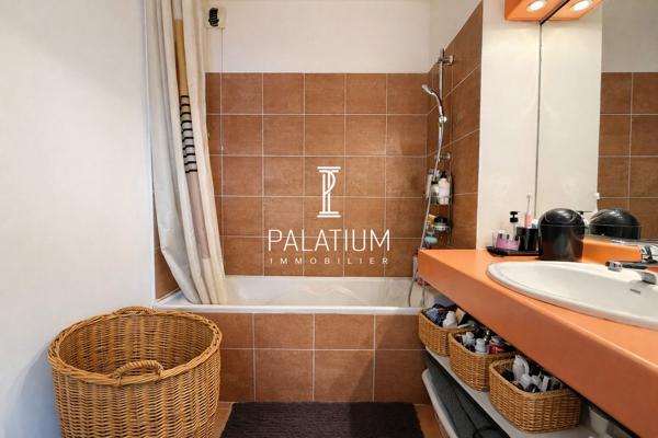 Appartement deux pièces avec balcon, ascenseur et place parking sécurisée
