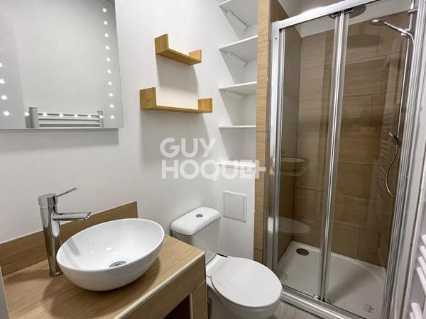 Studio rénové, dans petit immeuble avec buanderie et local vélo