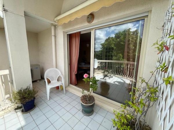 Appartement traversant lumineux avec balcons