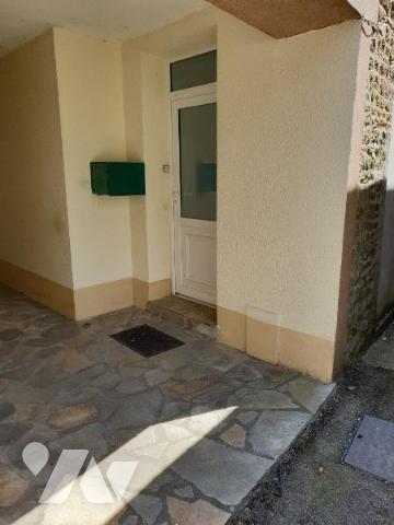 Maison de ville MEUBLE comprenant:

Au rez de chaussée : entrée sur salon / séjour sur cuisin...