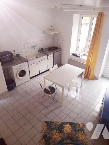 Maison de ville MEUBLE comprenant:

Au rez de chaussée : entrée sur salon / séjour sur cuisin...