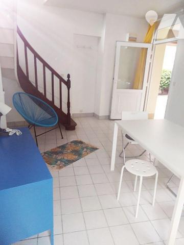 Maison de ville MEUBLE comprenant:

Au rez de chaussée : entrée sur salon / séjour sur cuisin...