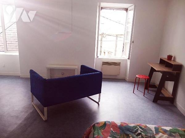 Maison de ville MEUBLE comprenant:

Au rez de chaussée : entrée sur salon / séjour sur cuisin...