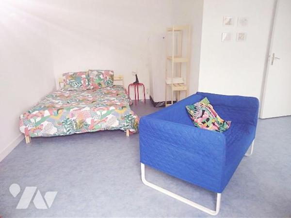 Maison de ville MEUBLE comprenant:

Au rez de chaussée : entrée sur salon / séjour sur cuisin...