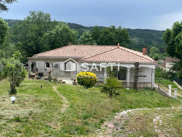 Belle maison située sur les hauteurs prisées de Roquecourbe avec une vue dégagée sur le village.