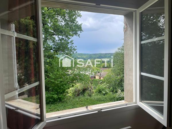 Belle maison située sur les hauteurs prisées de Roquecourbe avec une vue dégagée sur le village.