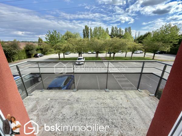 🏡 Appartement T3 récent avec balcon, parking privatif et résidence sécurisée

Découvrez ce magnifique appartement T3 situé au sein d’une résidence récente, sécurisée et parfaitement entretenue construite en 2010.

Situé au premier et dernier étage, cet appartement lumineux offre un cadre de vie agréable et recherché, idéal pour un premier achat, un investissement locatif ou pour toute personne souhaitant profiter d’un logement confortable sans travaux.

Dès l’entrée, vous serez séduits par son agencement fonctionnel comprenant un hall d’accueil, un WC indépendant, une salle de bain ainsi que deux belles chambres d’environ 12 m² chacune.

L’espace de vie de près de 25 m², baigné de lumière naturelle, accueille un salon-séjour convivial ouvert sur un agréable balcon de plus de 6 m², idéal pour profiter des beaux jours en toute tranquillité.

Côté prestations, l’appartement dispose de menuiseries PVC double vitrage avec volets roulants, d’un chauffage électrique performant et affiche une excellente performance énergétique avec un DPE classé C.

Pour votre confort quotidien, vous bénéficierez également de deux places de stationnement privatives au sein de la résidence.

Les atouts :
✅ Résidence sécurisée de 2010
✅ Premier et dernier étage
✅ Deux chambres d’environ 12 m²
✅ Pièce de vie lumineuse de 25 m²
✅ Balcon de plus de 6 m²
✅ Deux places de parking privatives
✅ PVC double vitrage avec volets roulants
✅ DPE C

Un bien rare sur le secteur, alliant confort, sécurité et fonctionnalité. Une visite s’impose !

📞 Contactez-nous dès maintenant pour organiser votre visite.

VISITE VIRTUELLE SUR DEMANDE