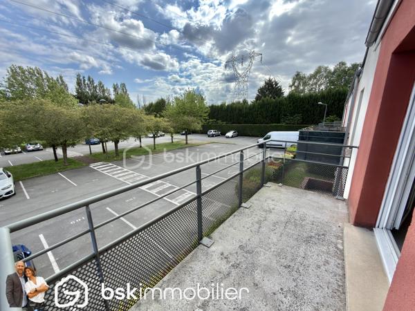 🏡 Appartement T3 récent avec balcon, parking privatif et résidence sécurisée

Découvrez ce magnifique appartement T3 situé au sein d’une résidence récente, sécurisée et parfaitement entretenue construite en 2010.

Situé au premier et dernier étage, cet appartement lumineux offre un cadre de vie agréable et recherché, idéal pour un premier achat, un investissement locatif ou pour toute personne souhaitant profiter d’un logement confortable sans travaux.

Dès l’entrée, vous serez séduits par son agencement fonctionnel comprenant un hall d’accueil, un WC indépendant, une salle de bain ainsi que deux belles chambres d’environ 12 m² chacune.

L’espace de vie de près de 25 m², baigné de lumière naturelle, accueille un salon-séjour convivial ouvert sur un agréable balcon de plus de 6 m², idéal pour profiter des beaux jours en toute tranquillité.

Côté prestations, l’appartement dispose de menuiseries PVC double vitrage avec volets roulants, d’un chauffage électrique performant et affiche une excellente performance énergétique avec un DPE classé C.

Pour votre confort quotidien, vous bénéficierez également de deux places de stationnement privatives au sein de la résidence.

Les atouts :
✅ Résidence sécurisée de 2010
✅ Premier et dernier étage
✅ Deux chambres d’environ 12 m²
✅ Pièce de vie lumineuse de 25 m²
✅ Balcon de plus de 6 m²
✅ Deux places de parking privatives
✅ PVC double vitrage avec volets roulants
✅ DPE C

Un bien rare sur le secteur, alliant confort, sécurité et fonctionnalité. Une visite s’impose !

📞 Contactez-nous dès maintenant pour organiser votre visite.

VISITE VIRTUELLE SUR DEMANDE