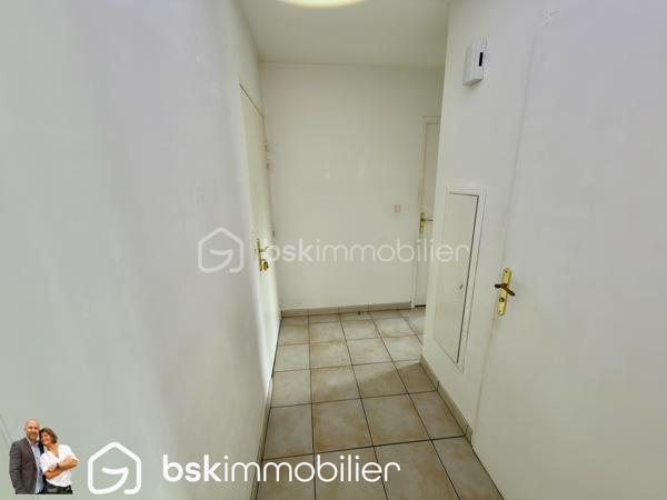 🏡 Appartement T3 récent avec balcon, parking privatif et résidence sécurisée

Découvrez ce magnifique appartement T3 situé au sein d’une résidence récente, sécurisée et parfaitement entretenue construite en 2010.

Situé au premier et dernier étage, cet appartement lumineux offre un cadre de vie agréable et recherché, idéal pour un premier achat, un investissement locatif ou pour toute personne souhaitant profiter d’un logement confortable sans travaux.

Dès l’entrée, vous serez séduits par son agencement fonctionnel comprenant un hall d’accueil, un WC indépendant, une salle de bain ainsi que deux belles chambres d’environ 12 m² chacune.

L’espace de vie de près de 25 m², baigné de lumière naturelle, accueille un salon-séjour convivial ouvert sur un agréable balcon de plus de 6 m², idéal pour profiter des beaux jours en toute tranquillité.

Côté prestations, l’appartement dispose de menuiseries PVC double vitrage avec volets roulants, d’un chauffage électrique performant et affiche une excellente performance énergétique avec un DPE classé C.

Pour votre confort quotidien, vous bénéficierez également de deux places de stationnement privatives au sein de la résidence.

Les atouts :
✅ Résidence sécurisée de 2010
✅ Premier et dernier étage
✅ Deux chambres d’environ 12 m²
✅ Pièce de vie lumineuse de 25 m²
✅ Balcon de plus de 6 m²
✅ Deux places de parking privatives
✅ PVC double vitrage avec volets roulants
✅ DPE C

Un bien rare sur le secteur, alliant confort, sécurité et fonctionnalité. Une visite s’impose !

📞 Contactez-nous dès maintenant pour organiser votre visite.

VISITE VIRTUELLE SUR DEMANDE