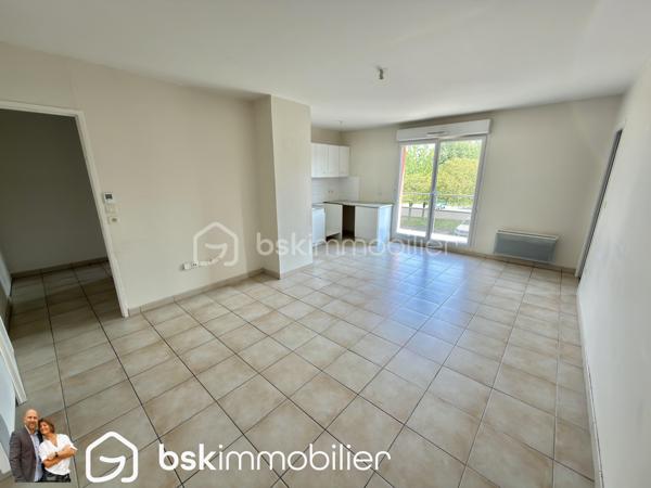 🏡 Appartement T3 récent avec balcon, parking privatif et résidence sécurisée

Découvrez ce magnifique appartement T3 situé au sein d’une résidence récente, sécurisée et parfaitement entretenue construite en 2010.

Situé au premier et dernier étage, cet appartement lumineux offre un cadre de vie agréable et recherché, idéal pour un premier achat, un investissement locatif ou pour toute personne souhaitant profiter d’un logement confortable sans travaux.

Dès l’entrée, vous serez séduits par son agencement fonctionnel comprenant un hall d’accueil, un WC indépendant, une salle de bain ainsi que deux belles chambres d’environ 12 m² chacune.

L’espace de vie de près de 25 m², baigné de lumière naturelle, accueille un salon-séjour convivial ouvert sur un agréable balcon de plus de 6 m², idéal pour profiter des beaux jours en toute tranquillité.

Côté prestations, l’appartement dispose de menuiseries PVC double vitrage avec volets roulants, d’un chauffage électrique performant et affiche une excellente performance énergétique avec un DPE classé C.

Pour votre confort quotidien, vous bénéficierez également de deux places de stationnement privatives au sein de la résidence.

Les atouts :
✅ Résidence sécurisée de 2010
✅ Premier et dernier étage
✅ Deux chambres d’environ 12 m²
✅ Pièce de vie lumineuse de 25 m²
✅ Balcon de plus de 6 m²
✅ Deux places de parking privatives
✅ PVC double vitrage avec volets roulants
✅ DPE C

Un bien rare sur le secteur, alliant confort, sécurité et fonctionnalité. Une visite s’impose !

📞 Contactez-nous dès maintenant pour organiser votre visite.

VISITE VIRTUELLE SUR DEMANDE