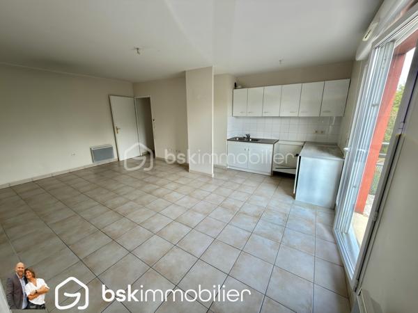 🏡 Appartement T3 récent avec balcon, parking privatif et résidence sécurisée

Découvrez ce magnifique appartement T3 situé au sein d’une résidence récente, sécurisée et parfaitement entretenue construite en 2010.

Situé au premier et dernier étage, cet appartement lumineux offre un cadre de vie agréable et recherché, idéal pour un premier achat, un investissement locatif ou pour toute personne souhaitant profiter d’un logement confortable sans travaux.

Dès l’entrée, vous serez séduits par son agencement fonctionnel comprenant un hall d’accueil, un WC indépendant, une salle de bain ainsi que deux belles chambres d’environ 12 m² chacune.

L’espace de vie de près de 25 m², baigné de lumière naturelle, accueille un salon-séjour convivial ouvert sur un agréable balcon de plus de 6 m², idéal pour profiter des beaux jours en toute tranquillité.

Côté prestations, l’appartement dispose de menuiseries PVC double vitrage avec volets roulants, d’un chauffage électrique performant et affiche une excellente performance énergétique avec un DPE classé C.

Pour votre confort quotidien, vous bénéficierez également de deux places de stationnement privatives au sein de la résidence.

Les atouts :
✅ Résidence sécurisée de 2010
✅ Premier et dernier étage
✅ Deux chambres d’environ 12 m²
✅ Pièce de vie lumineuse de 25 m²
✅ Balcon de plus de 6 m²
✅ Deux places de parking privatives
✅ PVC double vitrage avec volets roulants
✅ DPE C

Un bien rare sur le secteur, alliant confort, sécurité et fonctionnalité. Une visite s’impose !

📞 Contactez-nous dès maintenant pour organiser votre visite.

VISITE VIRTUELLE SUR DEMANDE