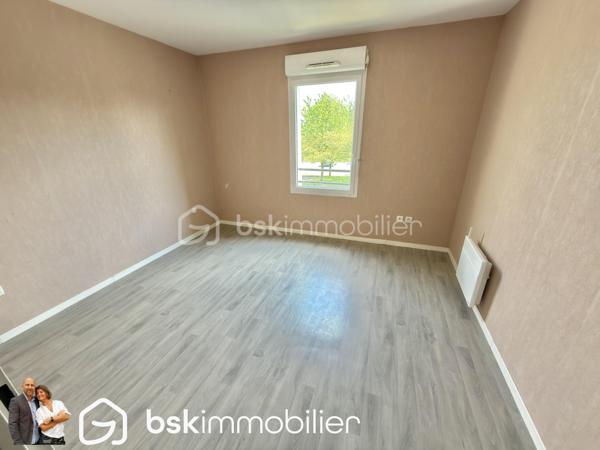 🏡 Appartement T3 récent avec balcon, parking privatif et résidence sécurisée

Découvrez ce magnifique appartement T3 situé au sein d’une résidence récente, sécurisée et parfaitement entretenue construite en 2010.

Situé au premier et dernier étage, cet appartement lumineux offre un cadre de vie agréable et recherché, idéal pour un premier achat, un investissement locatif ou pour toute personne souhaitant profiter d’un logement confortable sans travaux.

Dès l’entrée, vous serez séduits par son agencement fonctionnel comprenant un hall d’accueil, un WC indépendant, une salle de bain ainsi que deux belles chambres d’environ 12 m² chacune.

L’espace de vie de près de 25 m², baigné de lumière naturelle, accueille un salon-séjour convivial ouvert sur un agréable balcon de plus de 6 m², idéal pour profiter des beaux jours en toute tranquillité.

Côté prestations, l’appartement dispose de menuiseries PVC double vitrage avec volets roulants, d’un chauffage électrique performant et affiche une excellente performance énergétique avec un DPE classé C.

Pour votre confort quotidien, vous bénéficierez également de deux places de stationnement privatives au sein de la résidence.

Les atouts :
✅ Résidence sécurisée de 2010
✅ Premier et dernier étage
✅ Deux chambres d’environ 12 m²
✅ Pièce de vie lumineuse de 25 m²
✅ Balcon de plus de 6 m²
✅ Deux places de parking privatives
✅ PVC double vitrage avec volets roulants
✅ DPE C

Un bien rare sur le secteur, alliant confort, sécurité et fonctionnalité. Une visite s’impose !

📞 Contactez-nous dès maintenant pour organiser votre visite.

VISITE VIRTUELLE SUR DEMANDE