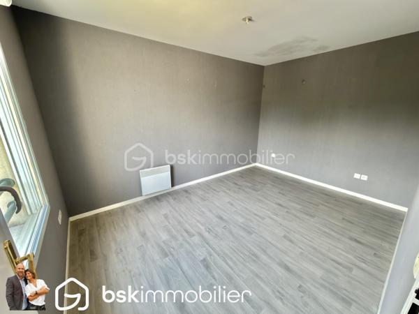 🏡 Appartement T3 récent avec balcon, parking privatif et résidence sécurisée

Découvrez ce magnifique appartement T3 situé au sein d’une résidence récente, sécurisée et parfaitement entretenue construite en 2010.

Situé au premier et dernier étage, cet appartement lumineux offre un cadre de vie agréable et recherché, idéal pour un premier achat, un investissement locatif ou pour toute personne souhaitant profiter d’un logement confortable sans travaux.

Dès l’entrée, vous serez séduits par son agencement fonctionnel comprenant un hall d’accueil, un WC indépendant, une salle de bain ainsi que deux belles chambres d’environ 12 m² chacune.

L’espace de vie de près de 25 m², baigné de lumière naturelle, accueille un salon-séjour convivial ouvert sur un agréable balcon de plus de 6 m², idéal pour profiter des beaux jours en toute tranquillité.

Côté prestations, l’appartement dispose de menuiseries PVC double vitrage avec volets roulants, d’un chauffage électrique performant et affiche une excellente performance énergétique avec un DPE classé C.

Pour votre confort quotidien, vous bénéficierez également de deux places de stationnement privatives au sein de la résidence.

Les atouts :
✅ Résidence sécurisée de 2010
✅ Premier et dernier étage
✅ Deux chambres d’environ 12 m²
✅ Pièce de vie lumineuse de 25 m²
✅ Balcon de plus de 6 m²
✅ Deux places de parking privatives
✅ PVC double vitrage avec volets roulants
✅ DPE C

Un bien rare sur le secteur, alliant confort, sécurité et fonctionnalité. Une visite s’impose !

📞 Contactez-nous dès maintenant pour organiser votre visite.

VISITE VIRTUELLE SUR DEMANDE