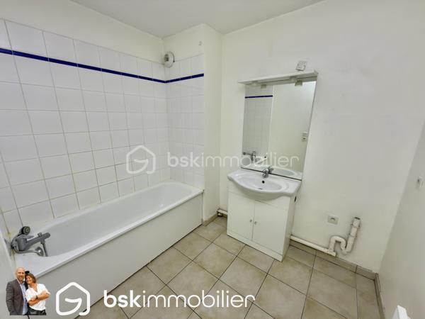 🏡 Appartement T3 récent avec balcon, parking privatif et résidence sécurisée

Découvrez ce magnifique appartement T3 situé au sein d’une résidence récente, sécurisée et parfaitement entretenue construite en 2010.

Situé au premier et dernier étage, cet appartement lumineux offre un cadre de vie agréable et recherché, idéal pour un premier achat, un investissement locatif ou pour toute personne souhaitant profiter d’un logement confortable sans travaux.

Dès l’entrée, vous serez séduits par son agencement fonctionnel comprenant un hall d’accueil, un WC indépendant, une salle de bain ainsi que deux belles chambres d’environ 12 m² chacune.

L’espace de vie de près de 25 m², baigné de lumière naturelle, accueille un salon-séjour convivial ouvert sur un agréable balcon de plus de 6 m², idéal pour profiter des beaux jours en toute tranquillité.

Côté prestations, l’appartement dispose de menuiseries PVC double vitrage avec volets roulants, d’un chauffage électrique performant et affiche une excellente performance énergétique avec un DPE classé C.

Pour votre confort quotidien, vous bénéficierez également de deux places de stationnement privatives au sein de la résidence.

Les atouts :
✅ Résidence sécurisée de 2010
✅ Premier et dernier étage
✅ Deux chambres d’environ 12 m²
✅ Pièce de vie lumineuse de 25 m²
✅ Balcon de plus de 6 m²
✅ Deux places de parking privatives
✅ PVC double vitrage avec volets roulants
✅ DPE C

Un bien rare sur le secteur, alliant confort, sécurité et fonctionnalité. Une visite s’impose !

📞 Contactez-nous dès maintenant pour organiser votre visite.

VISITE VIRTUELLE SUR DEMANDE