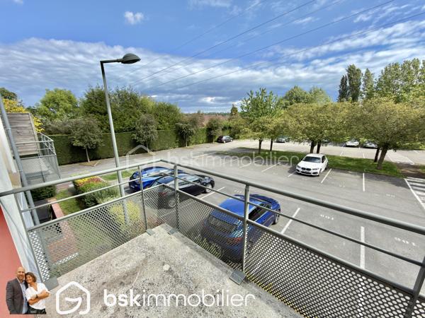 🏡 Appartement T3 récent avec balcon, parking privatif et résidence sécurisée

Découvrez ce magnifique appartement T3 situé au sein d’une résidence récente, sécurisée et parfaitement entretenue construite en 2010.

Situé au premier et dernier étage, cet appartement lumineux offre un cadre de vie agréable et recherché, idéal pour un premier achat, un investissement locatif ou pour toute personne souhaitant profiter d’un logement confortable sans travaux.

Dès l’entrée, vous serez séduits par son agencement fonctionnel comprenant un hall d’accueil, un WC indépendant, une salle de bain ainsi que deux belles chambres d’environ 12 m² chacune.

L’espace de vie de près de 25 m², baigné de lumière naturelle, accueille un salon-séjour convivial ouvert sur un agréable balcon de plus de 6 m², idéal pour profiter des beaux jours en toute tranquillité.

Côté prestations, l’appartement dispose de menuiseries PVC double vitrage avec volets roulants, d’un chauffage électrique performant et affiche une excellente performance énergétique avec un DPE classé C.

Pour votre confort quotidien, vous bénéficierez également de deux places de stationnement privatives au sein de la résidence.

Les atouts :
✅ Résidence sécurisée de 2010
✅ Premier et dernier étage
✅ Deux chambres d’environ 12 m²
✅ Pièce de vie lumineuse de 25 m²
✅ Balcon de plus de 6 m²
✅ Deux places de parking privatives
✅ PVC double vitrage avec volets roulants
✅ DPE C

Un bien rare sur le secteur, alliant confort, sécurité et fonctionnalité. Une visite s’impose !

📞 Contactez-nous dès maintenant pour organiser votre visite.

VISITE VIRTUELLE SUR DEMANDE