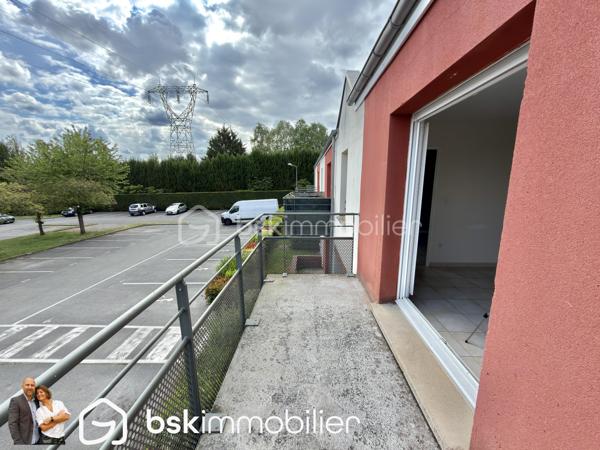 🏡 Appartement T3 récent avec balcon, parking privatif et résidence sécurisée

Découvrez ce magnifique appartement T3 situé au sein d’une résidence récente, sécurisée et parfaitement entretenue construite en 2010.

Situé au premier et dernier étage, cet appartement lumineux offre un cadre de vie agréable et recherché, idéal pour un premier achat, un investissement locatif ou pour toute personne souhaitant profiter d’un logement confortable sans travaux.

Dès l’entrée, vous serez séduits par son agencement fonctionnel comprenant un hall d’accueil, un WC indépendant, une salle de bain ainsi que deux belles chambres d’environ 12 m² chacune.

L’espace de vie de près de 25 m², baigné de lumière naturelle, accueille un salon-séjour convivial ouvert sur un agréable balcon de plus de 6 m², idéal pour profiter des beaux jours en toute tranquillité.

Côté prestations, l’appartement dispose de menuiseries PVC double vitrage avec volets roulants, d’un chauffage électrique performant et affiche une excellente performance énergétique avec un DPE classé C.

Pour votre confort quotidien, vous bénéficierez également de deux places de stationnement privatives au sein de la résidence.

Les atouts :
✅ Résidence sécurisée de 2010
✅ Premier et dernier étage
✅ Deux chambres d’environ 12 m²
✅ Pièce de vie lumineuse de 25 m²
✅ Balcon de plus de 6 m²
✅ Deux places de parking privatives
✅ PVC double vitrage avec volets roulants
✅ DPE C

Un bien rare sur le secteur, alliant confort, sécurité et fonctionnalité. Une visite s’impose !

📞 Contactez-nous dès maintenant pour organiser votre visite.

VISITE VIRTUELLE SUR DEMANDE