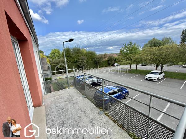 🏡 Appartement T3 récent avec balcon, parking privatif et résidence sécurisée

Découvrez ce magnifique appartement T3 situé au sein d’une résidence récente, sécurisée et parfaitement entretenue construite en 2010.

Situé au premier et dernier étage, cet appartement lumineux offre un cadre de vie agréable et recherché, idéal pour un premier achat, un investissement locatif ou pour toute personne souhaitant profiter d’un logement confortable sans travaux.

Dès l’entrée, vous serez séduits par son agencement fonctionnel comprenant un hall d’accueil, un WC indépendant, une salle de bain ainsi que deux belles chambres d’environ 12 m² chacune.

L’espace de vie de près de 25 m², baigné de lumière naturelle, accueille un salon-séjour convivial ouvert sur un agréable balcon de plus de 6 m², idéal pour profiter des beaux jours en toute tranquillité.

Côté prestations, l’appartement dispose de menuiseries PVC double vitrage avec volets roulants, d’un chauffage électrique performant et affiche une excellente performance énergétique avec un DPE classé C.

Pour votre confort quotidien, vous bénéficierez également de deux places de stationnement privatives au sein de la résidence.

Les atouts :
✅ Résidence sécurisée de 2010
✅ Premier et dernier étage
✅ Deux chambres d’environ 12 m²
✅ Pièce de vie lumineuse de 25 m²
✅ Balcon de plus de 6 m²
✅ Deux places de parking privatives
✅ PVC double vitrage avec volets roulants
✅ DPE C

Un bien rare sur le secteur, alliant confort, sécurité et fonctionnalité. Une visite s’impose !

📞 Contactez-nous dès maintenant pour organiser votre visite.

VISITE VIRTUELLE SUR DEMANDE