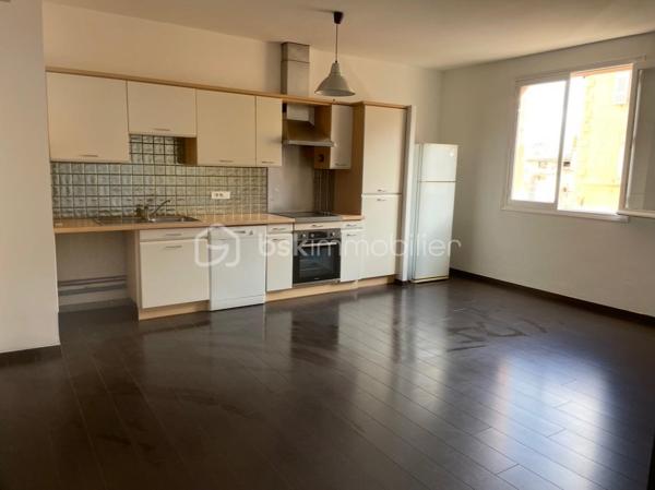 Ne passez pas à côté de cette opportunité en centre ville, cet appartement T3 climatisé est en bon état. Il est accessible par le rez-de-chaussée ce qui conviendrait à une personne à mobilité réduite et se trouve au 3ème étage côté cour. Une chambre bénéficie d'un petit extérieur. La cuisine ouverte sur le salon reste équipée. Une salle de bain avec baignoire petite mais fonctionnelle. Un parking gratuit  se trouve à 2 pas. Vous profiterez des transports en commun, du théâtre, des salles de cinémas, de tous les commerces, des écoles PLACE ST NICOLAS, EGLISES, PORT, PLAGES ETC et tout cela à pied....
