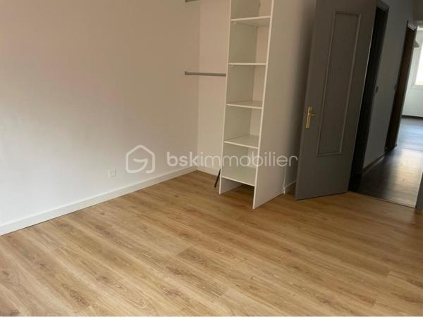 Ne passez pas à côté de cette opportunité en centre ville, cet appartement T3 climatisé est en bon état. Il est accessible par le rez-de-chaussée ce qui conviendrait à une personne à mobilité réduite et se trouve au 3ème étage côté cour. Une chambre bénéficie d'un petit extérieur. La cuisine ouverte sur le salon reste équipée. Une salle de bain avec baignoire petite mais fonctionnelle. Un parking gratuit  se trouve à 2 pas. Vous profiterez des transports en commun, du théâtre, des salles de cinémas, de tous les commerces, des écoles PLACE ST NICOLAS, EGLISES, PORT, PLAGES ETC et tout cela à pied....